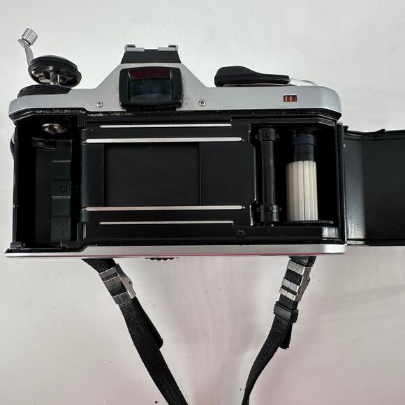 Asahi Pentax ME 35mm Film Camera with SMC Pentax-M 50mm f/1.7 Lens Japan - Picture 9 of 13